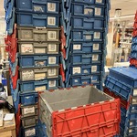 Ca. 40x Verzendkratten met klapdeksel afsluitbaar